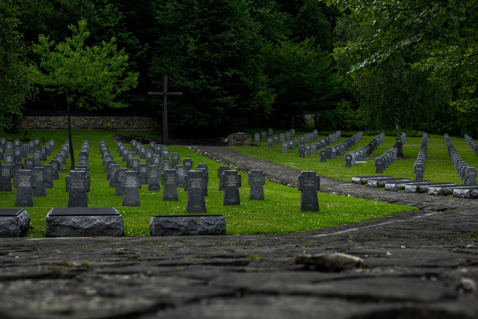 Canon EOS 1200D (EOS Rebel T5 / EOS Kiss X70 / EOS Hi) sample photo. The military cemetery, cross photography