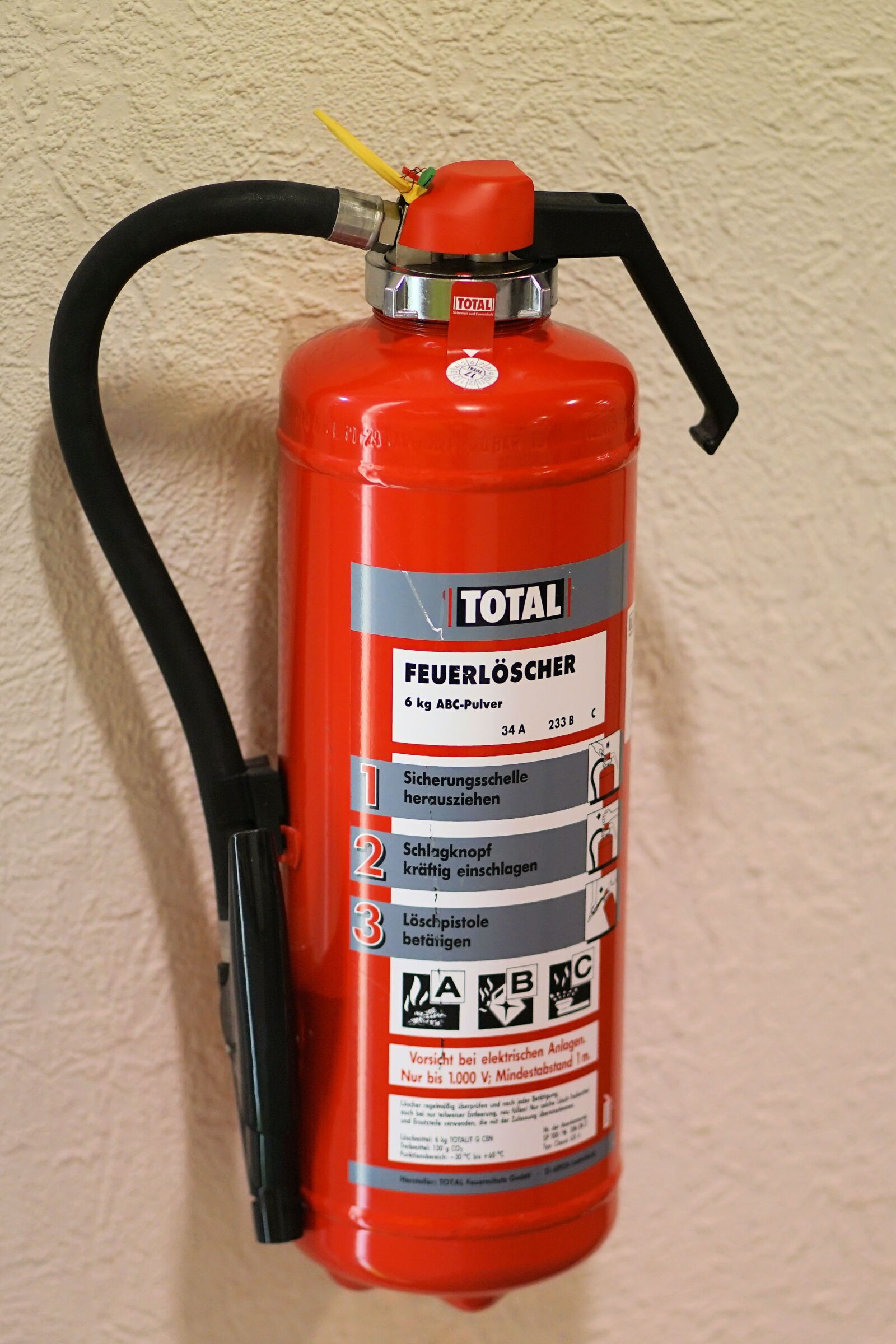 Sony a7 II + Sony FE 85mm F1.8 sample photo. Fire extinguisher, risk, natural photography