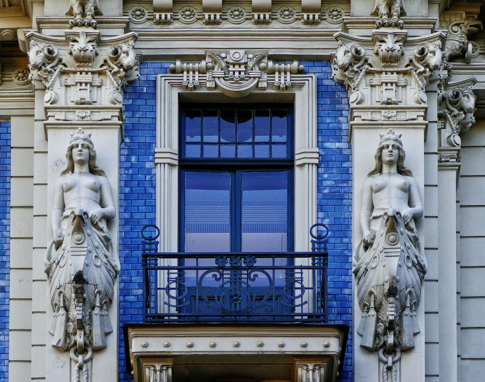 Panasonic Lumix DMC-FZ1000 sample photo. Art nouveau, facade, architecture photography