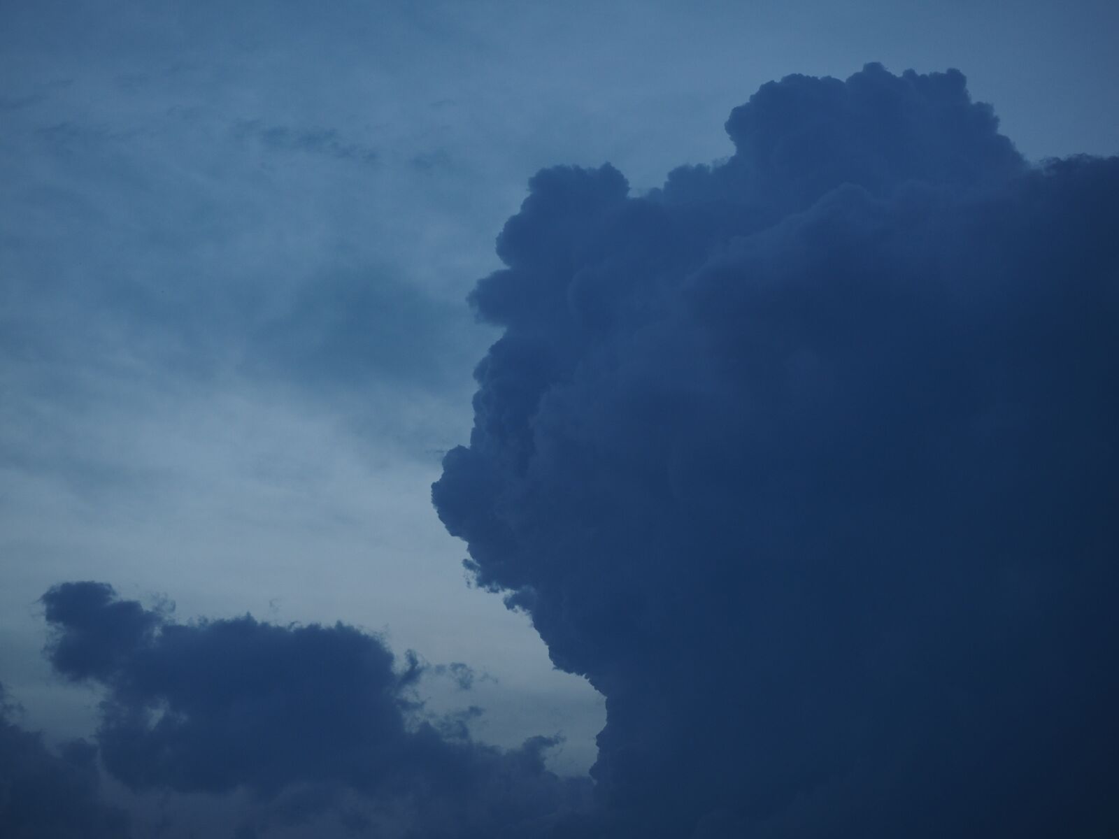 Olympus OM-D E-M1 + Olympus M.Zuiko Digital ED 12-40mm F2.8 Pro sample photo. Thundercloud, cloud, thunderstorm photography