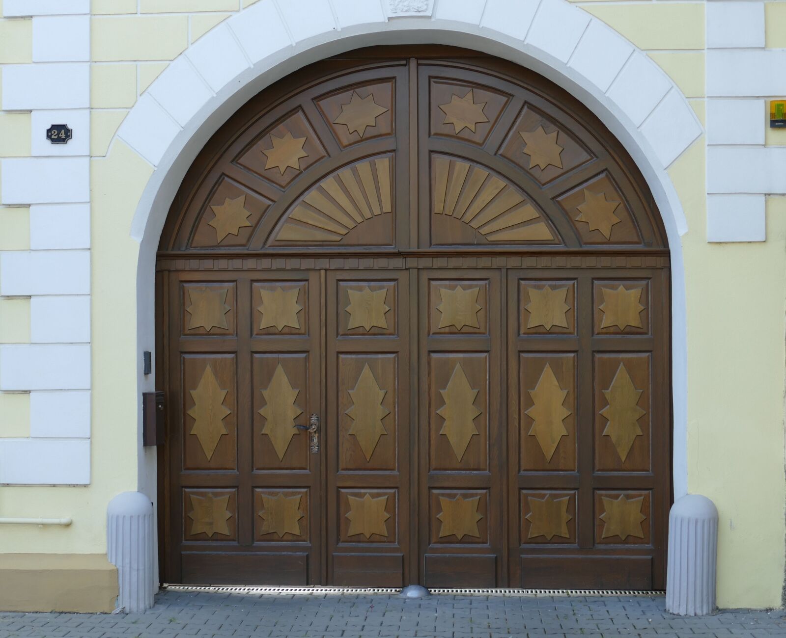 Panasonic Lumix DMC-FZ1000 sample photo. Door, goal, input photography