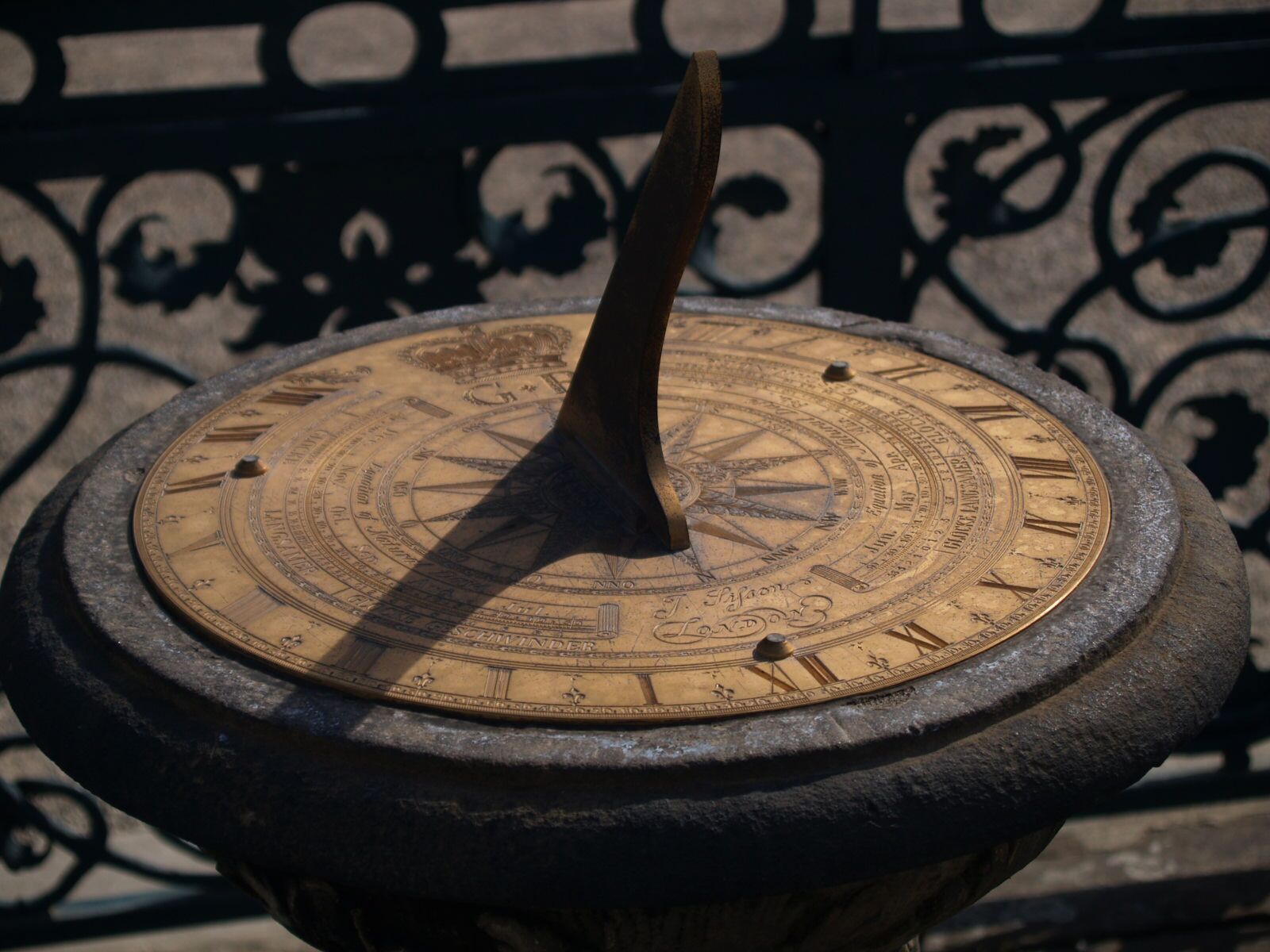 Olympus E-500 (EVOLT E-500) sample photo. Hannover, clock, sun photography