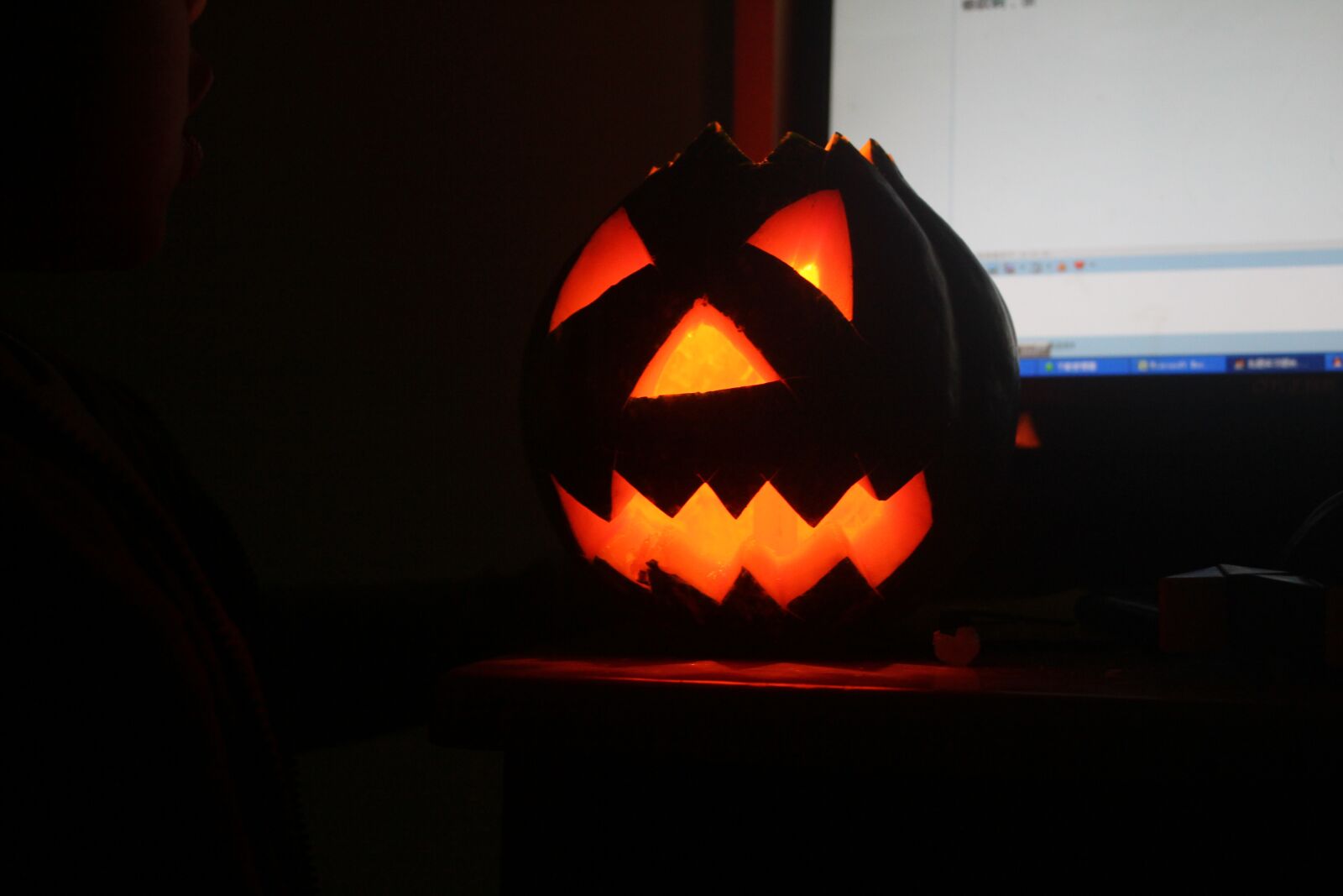 Canon EOS 550D (EOS Rebel T2i / EOS Kiss X4) sample photo. Halloween, jack-o-lantern, night photography