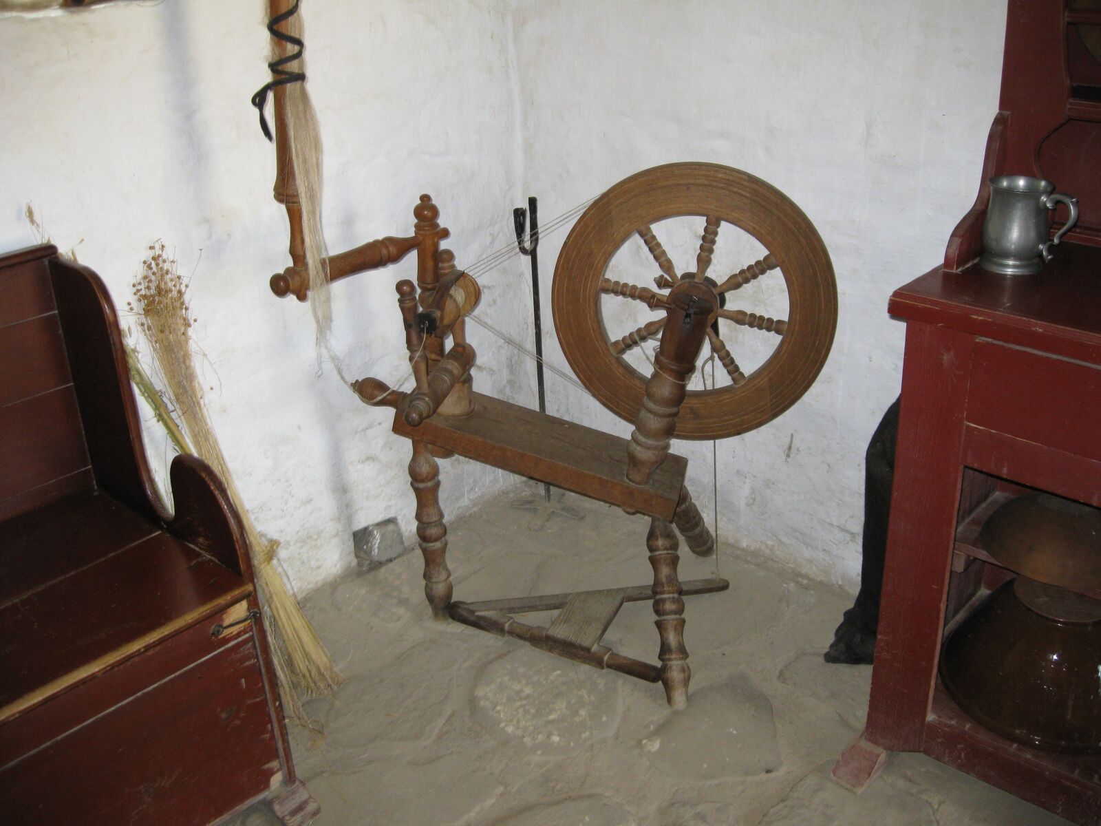 Canon PowerShot A1000 IS sample photo. Spinning wheel, antique, wood photography