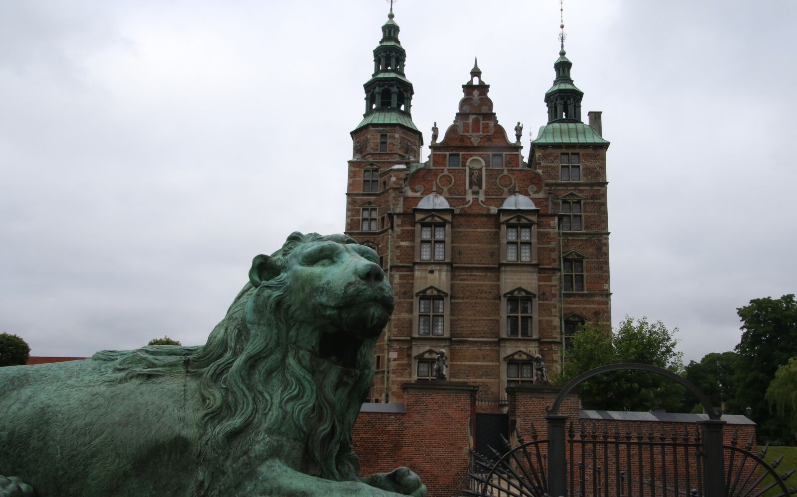 Canon EOS 7D Mark II sample photo. Arched, window, lion, palace photography