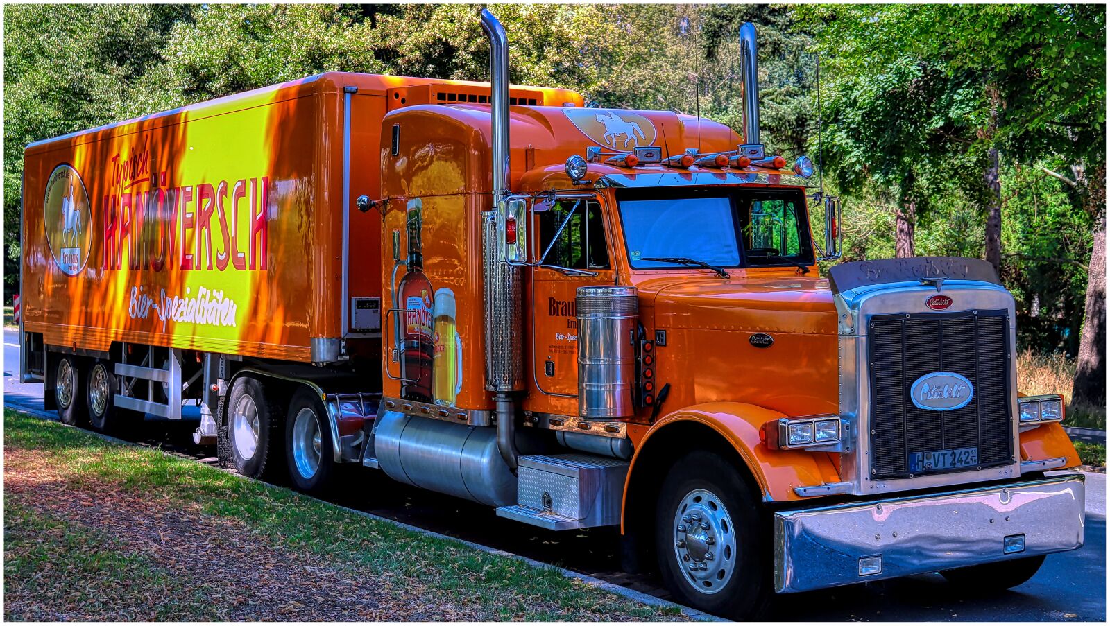 Canon EOS 200D (EOS Rebel SL2 / EOS Kiss X9) sample photo. Truck, road, orange photography