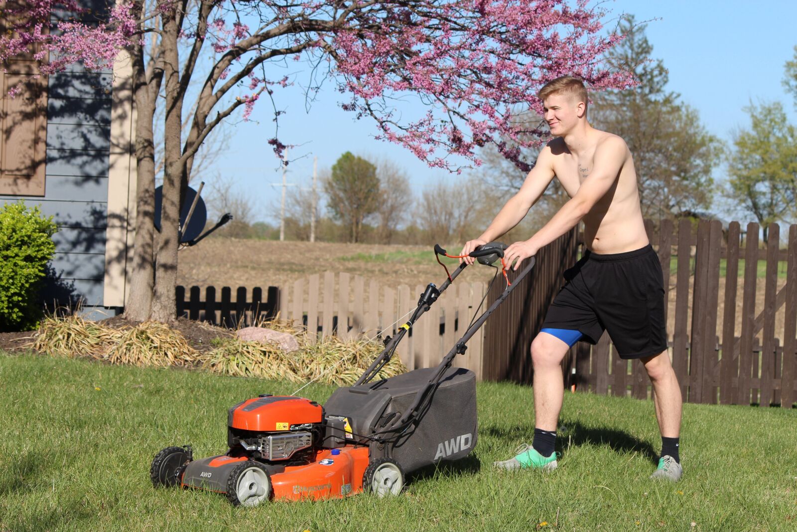 Canon EOS 650D (EOS Rebel T4i / EOS Kiss X6i) + Canon EF-S 55-250mm F4-5.6 IS II sample photo. Lads, mowing, shirtless photography