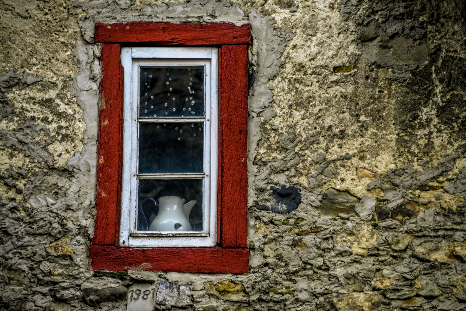 Tamron 28-300mm F3.5-6.3 Di VC PZD sample photo. Window, old, krug photography