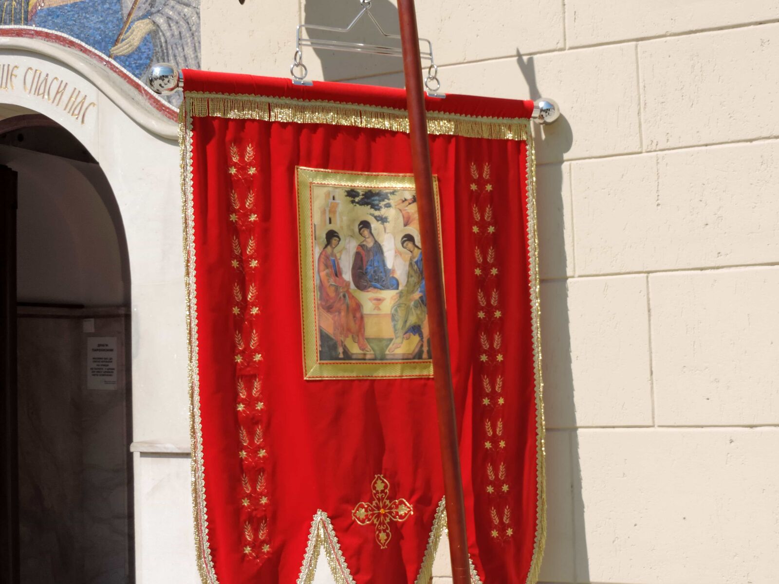 Nikon Coolpix P520 sample photo. Ceremony, church, facade, flag photography