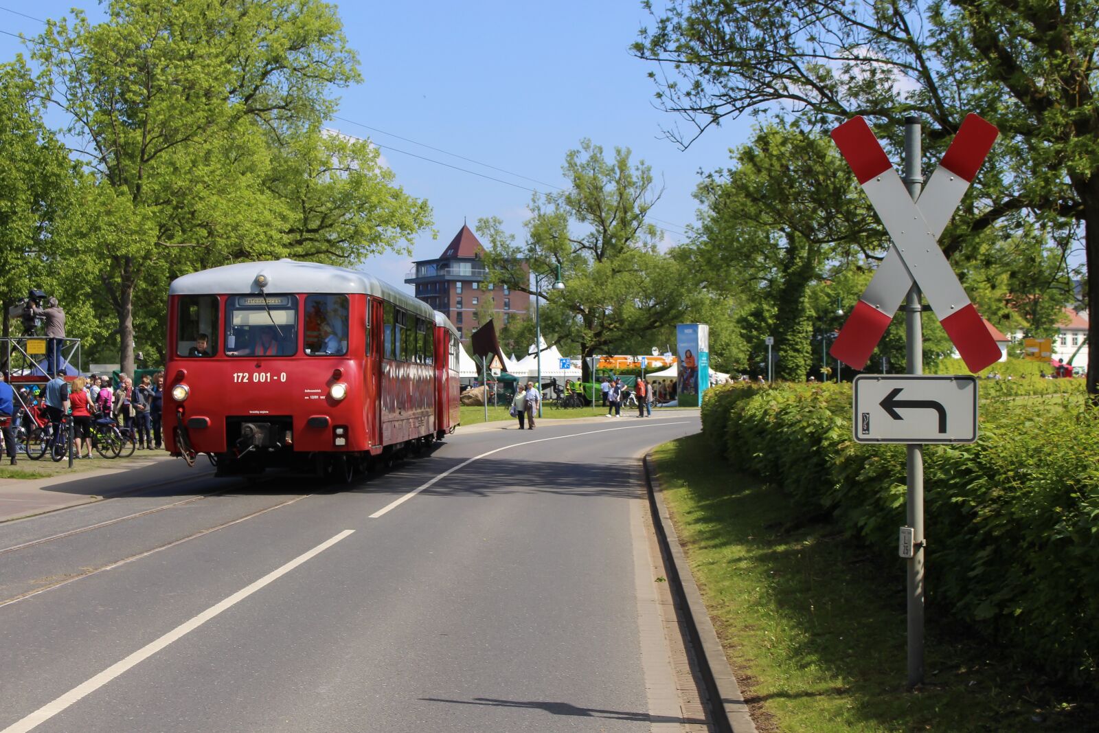 Canon EOS 700D (EOS Rebel T5i / EOS Kiss X7i) sample photo. Piglet taxi, level crossing photography