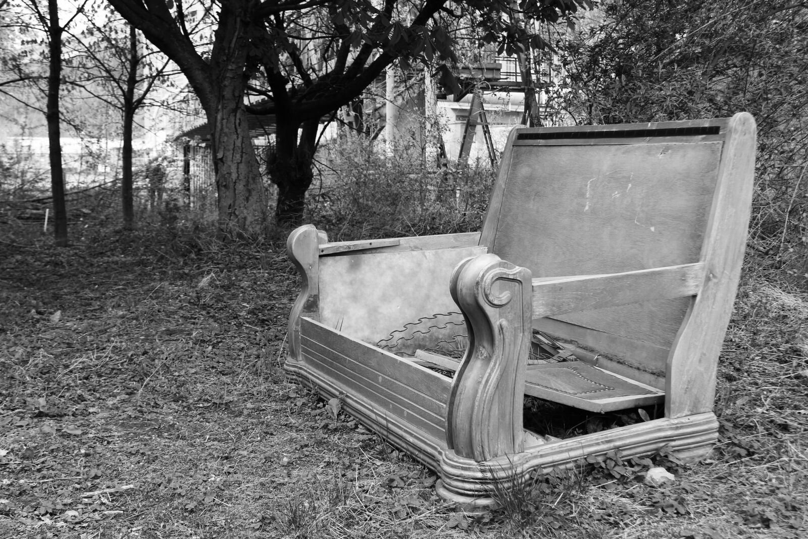 Canon EOS 550D (EOS Rebel T2i / EOS Kiss X4) sample photo. Couch, old, outside photography