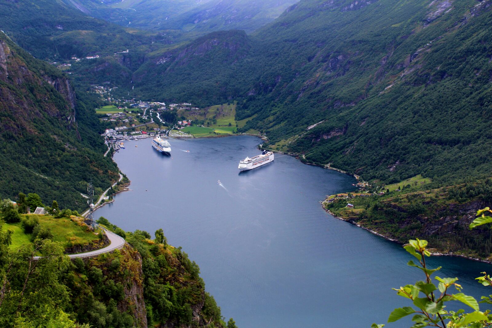 Canon EOS 1300D (EOS Rebel T6 / EOS Kiss X80) sample photo. Geiranger, norwegian fjord, panoramic photography