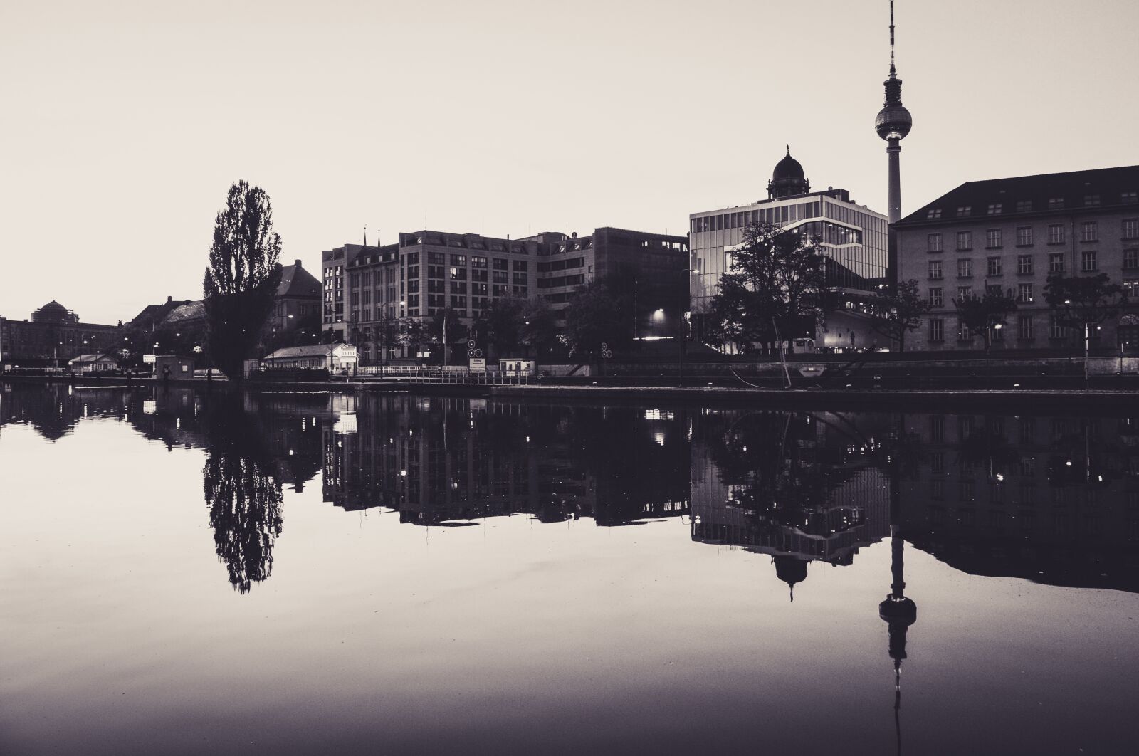 Nikon D610 sample photo. City, silhouette, berlin photography