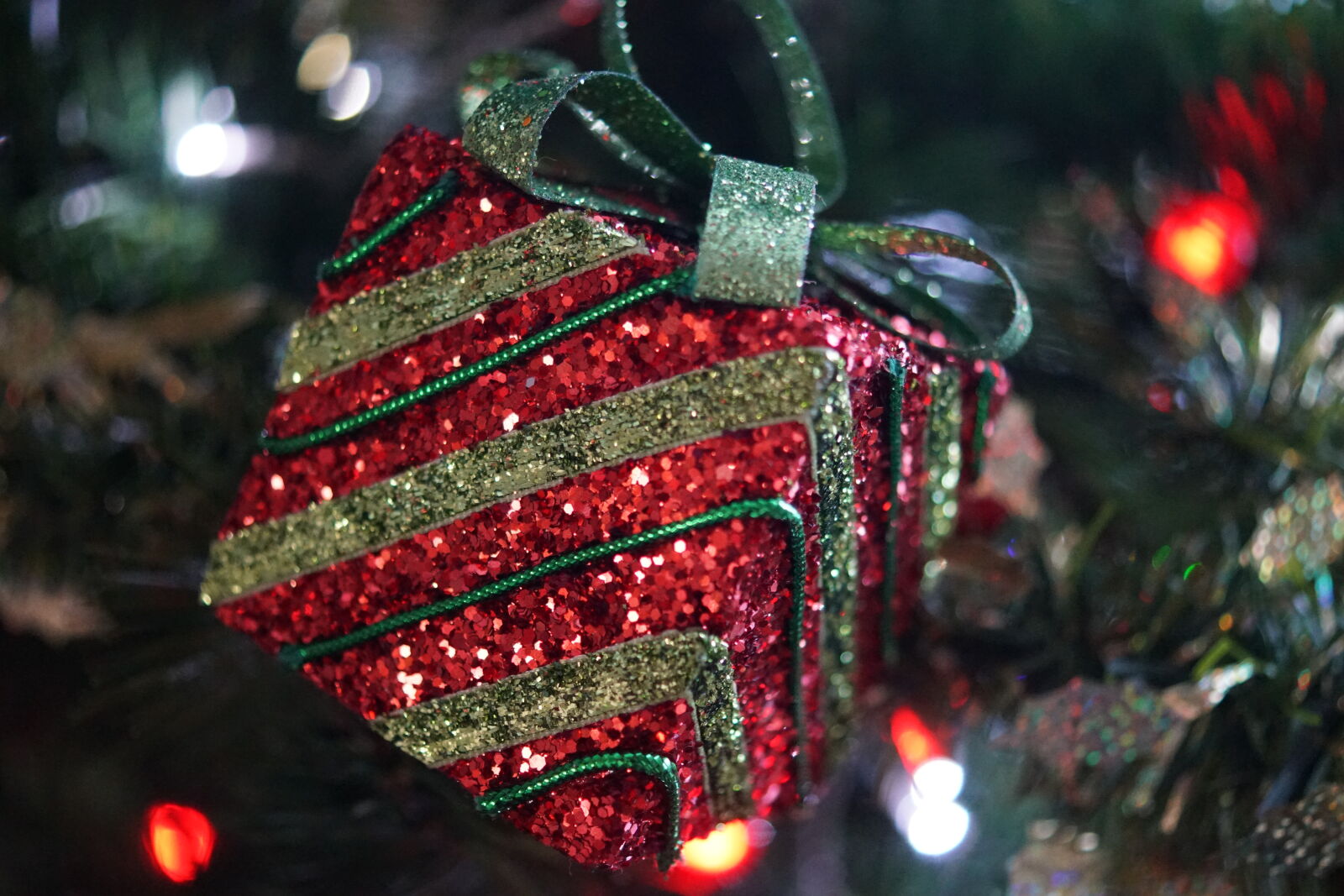 Sony DT 30mm F2.8 Macro SAM sample photo. Red, and, green, christmas photography