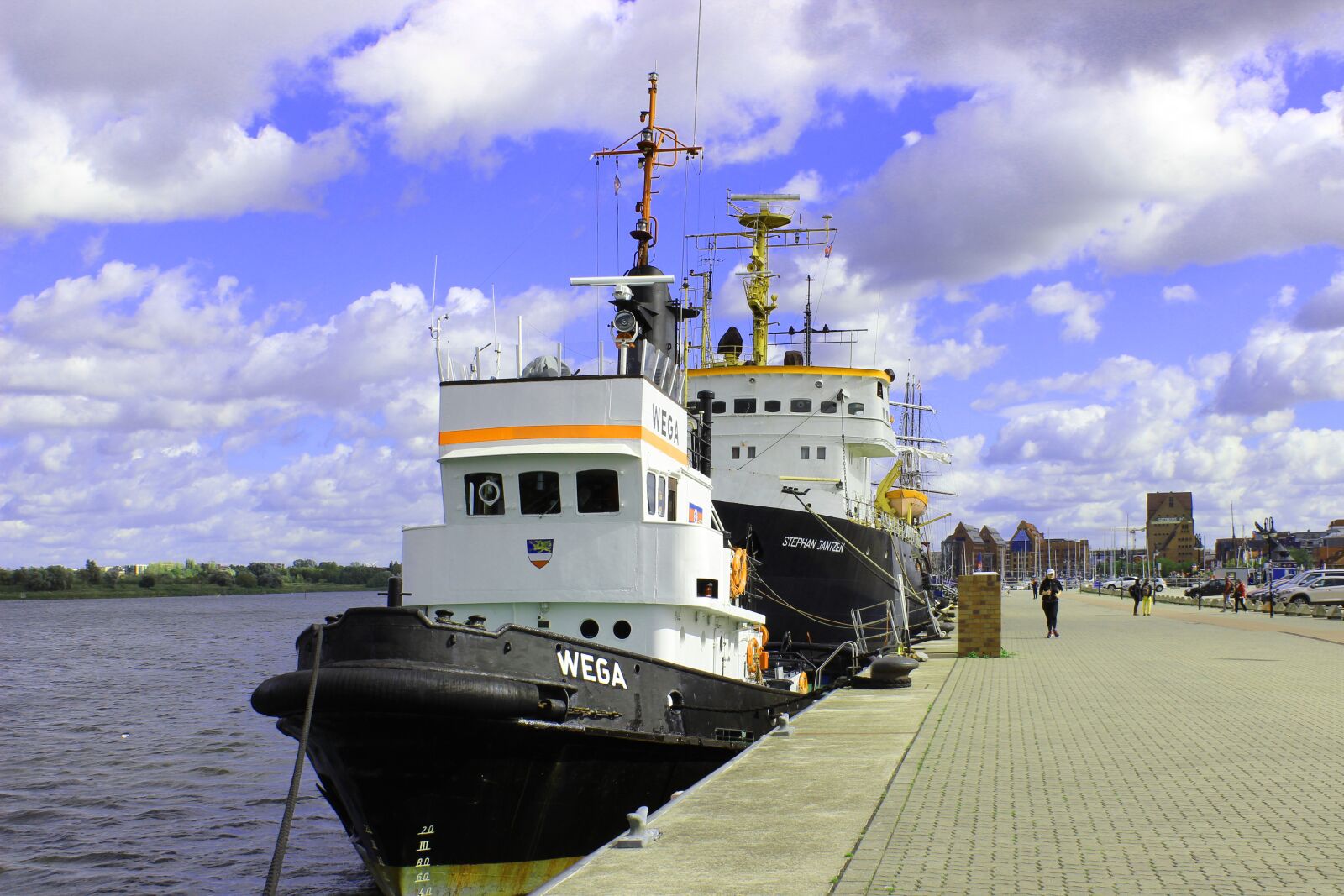Canon EOS 600D (Rebel EOS T3i / EOS Kiss X5) sample photo. City ​​harbor, tug, warnow photography