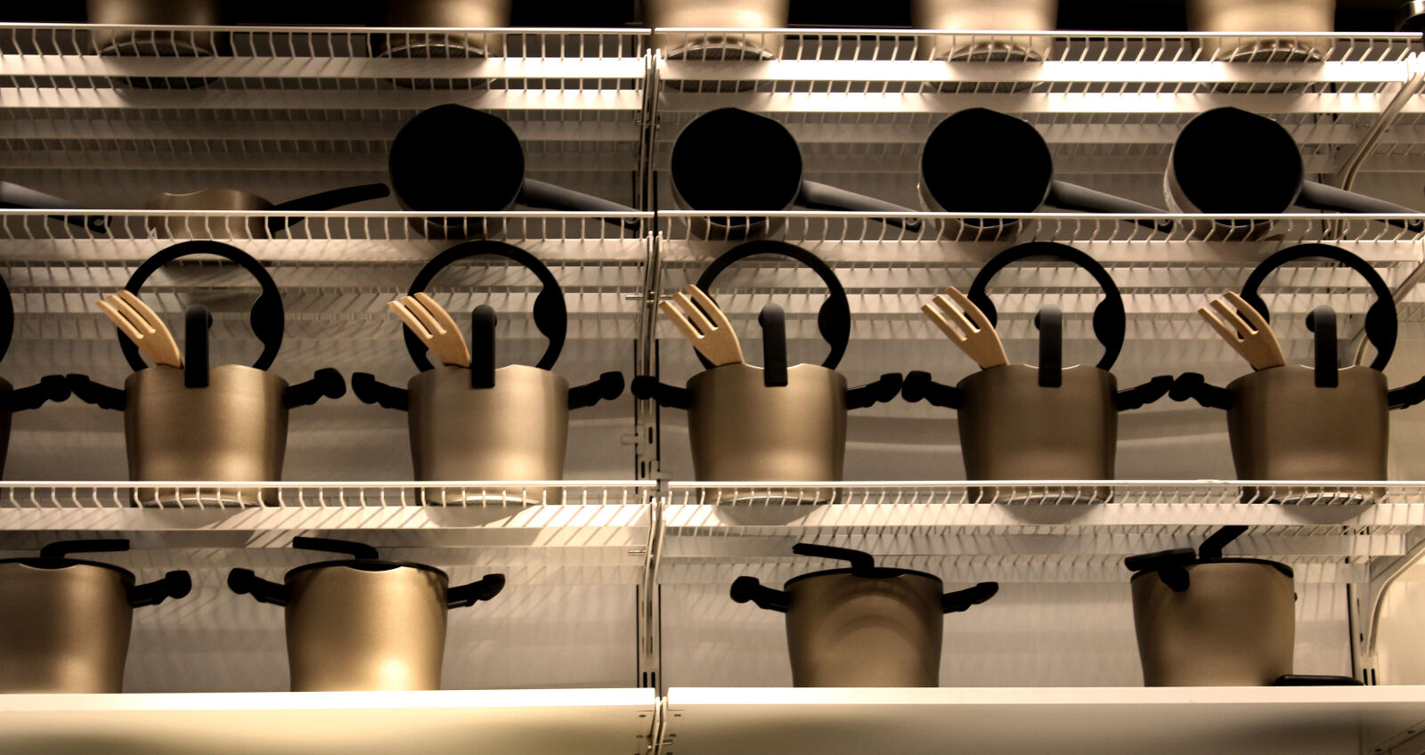 Canon EOS 1200D (EOS Rebel T5 / EOS Kiss X70 / EOS Hi) sample photo. Night, pattern, pots, shelve photography