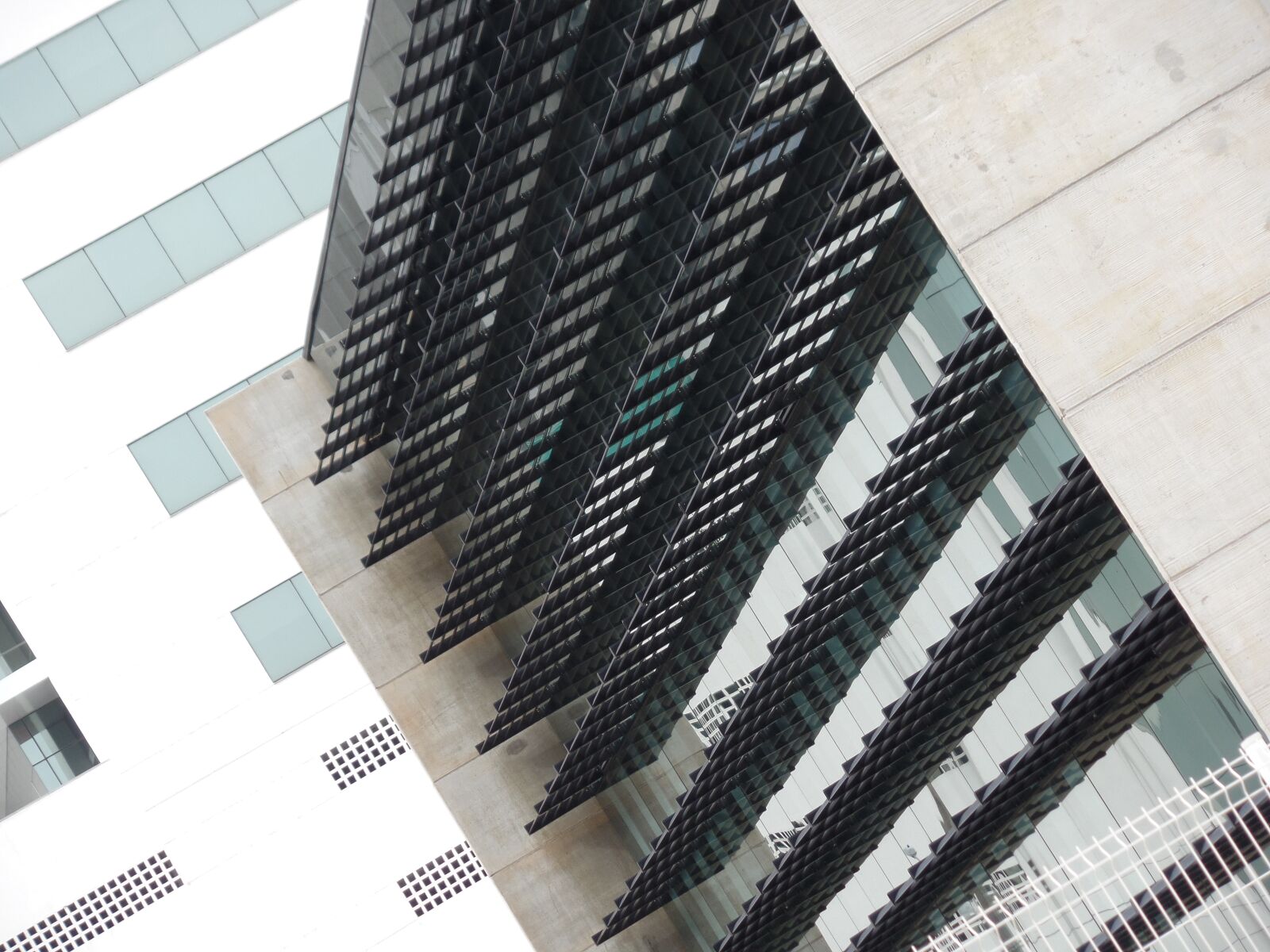 Samsung WB350F/WB351F/WB352F sample photo. Building, detail, architecture photography