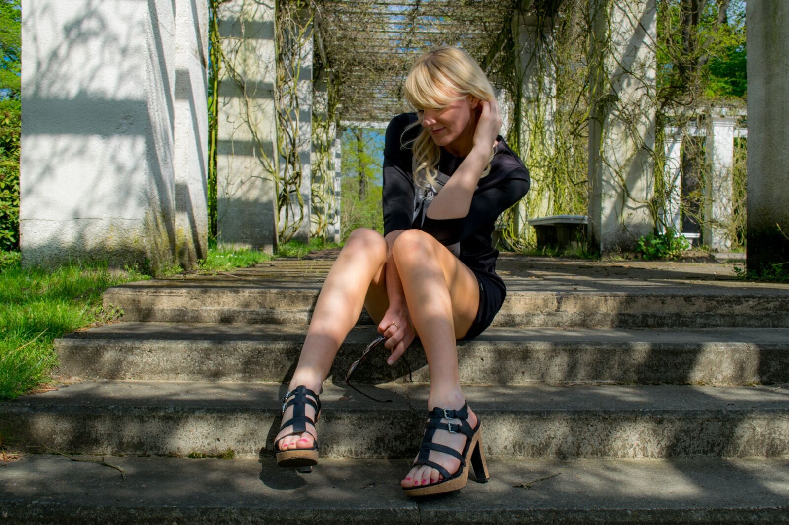 Nikon D3300 sample photo. Woman, dress, shoes photography