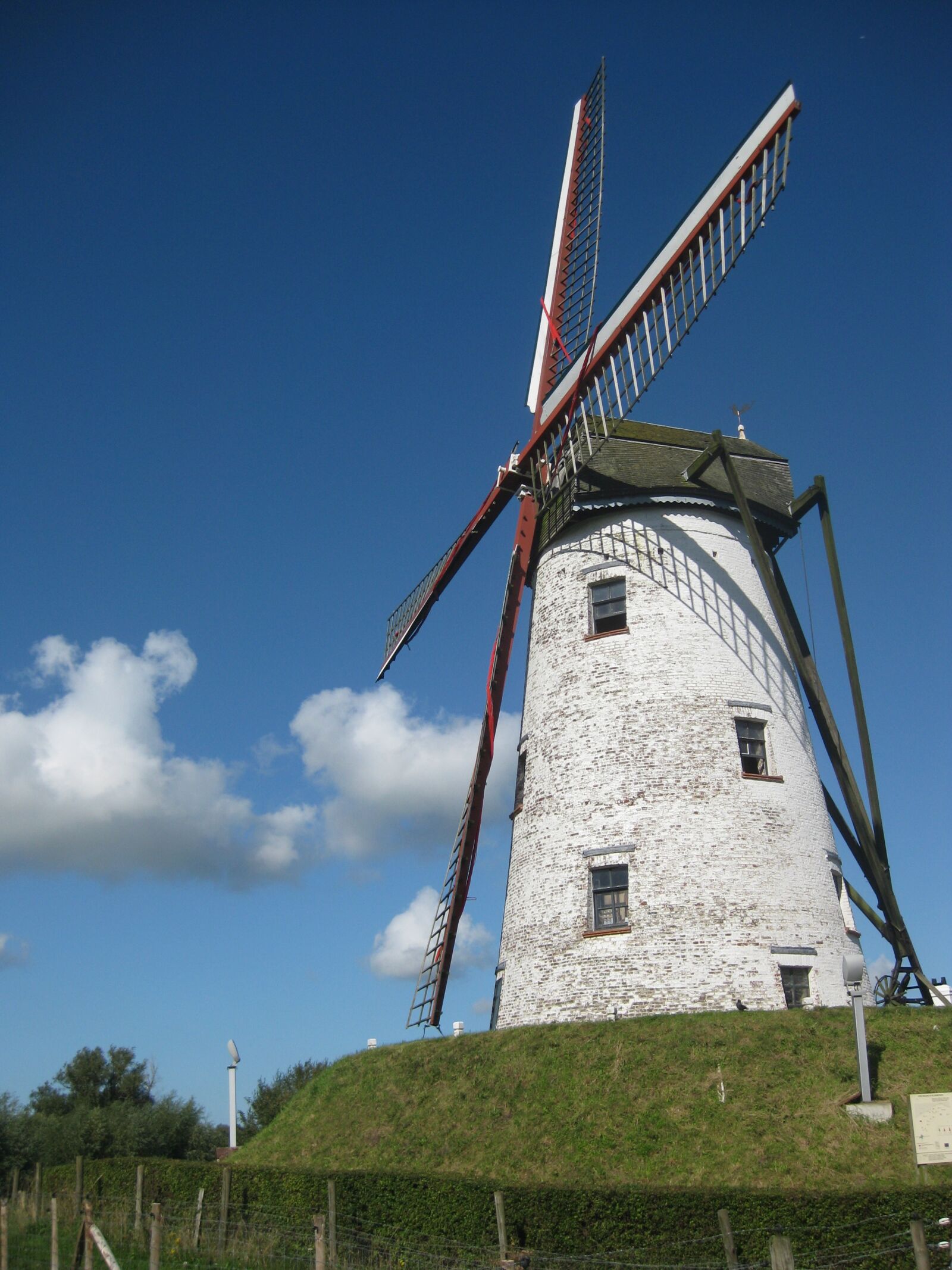 Canon PowerShot SD1100 IS (Digital IXUS 80 IS / IXY Digital 20 IS) sample photo. Wind mill, blue sky photography