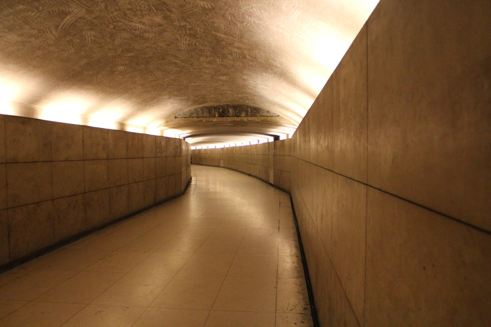 Canon EOS 550D (EOS Rebel T2i / EOS Kiss X4) sample photo. Empty, subway, tunnel photography
