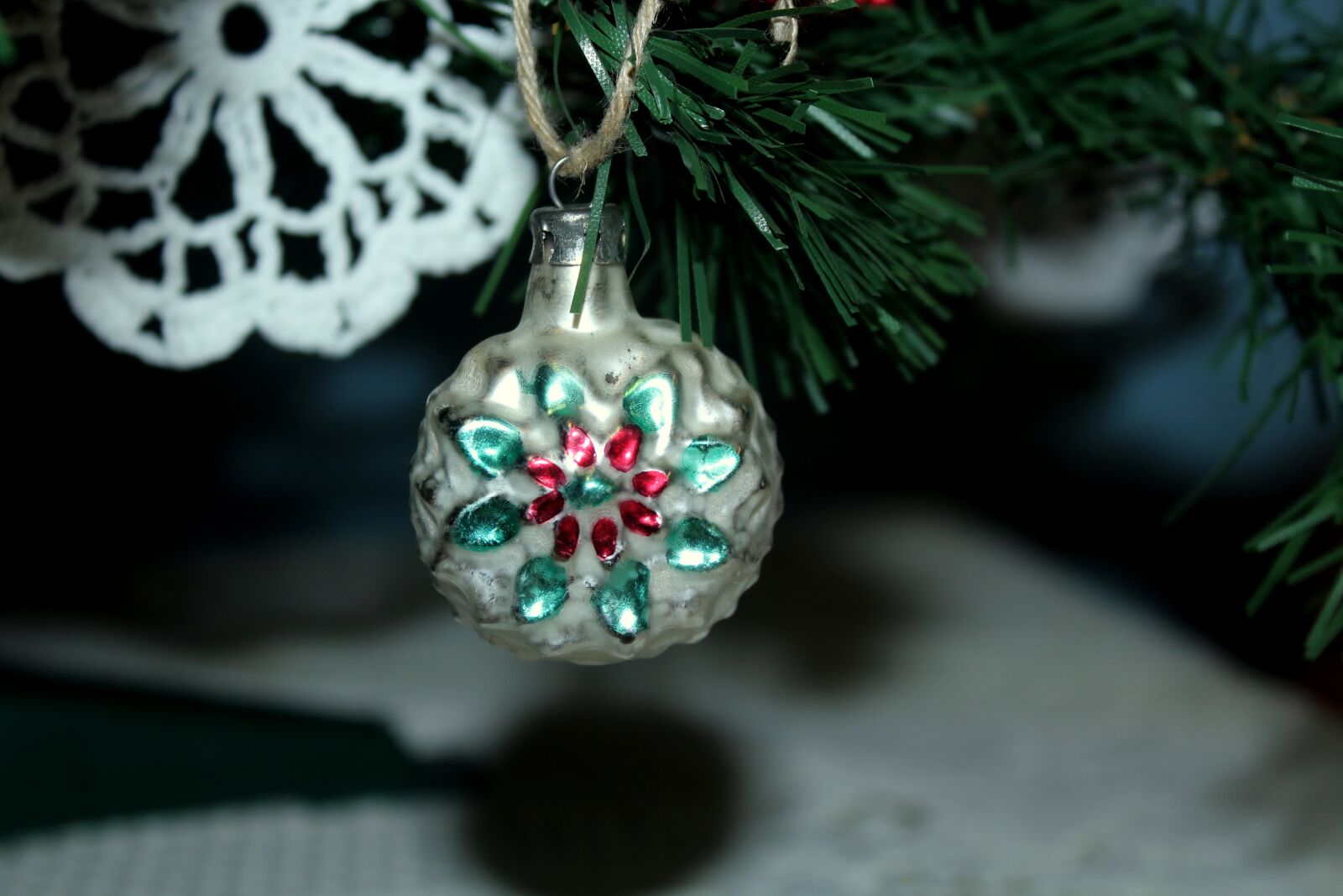 Canon EOS 1200D (EOS Rebel T5 / EOS Kiss X70 / EOS Hi) sample photo. Bauble, ornament, christmas tree photography