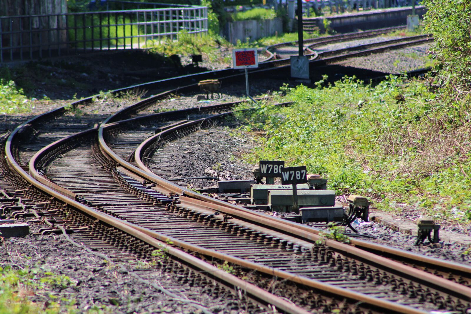 Canon EF75-300mm f/4-5.6 sample photo. Gleise, platform, railway station photography