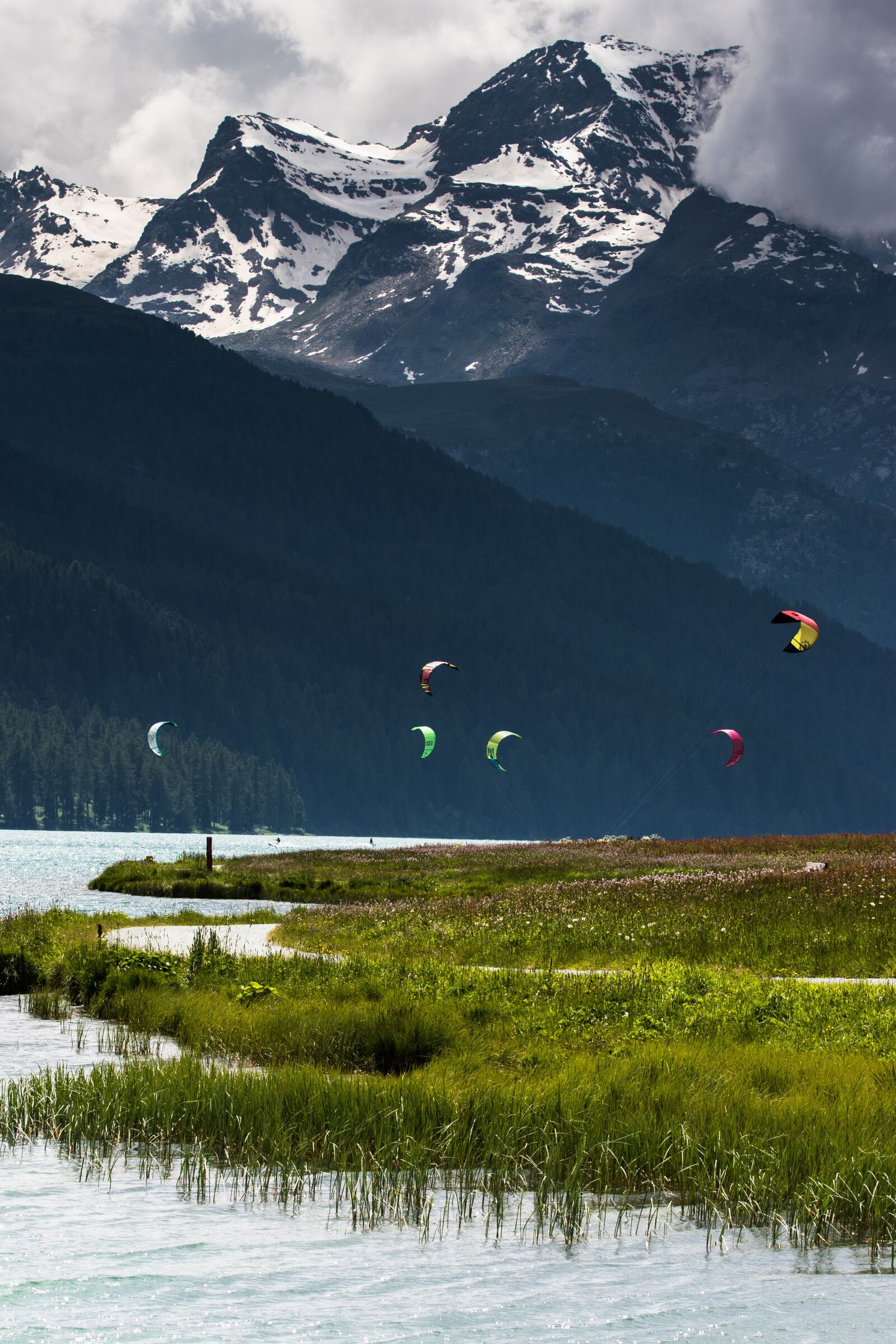Canon EOS 7D Mark II sample photo. Mountains, lake, kite surfing photography