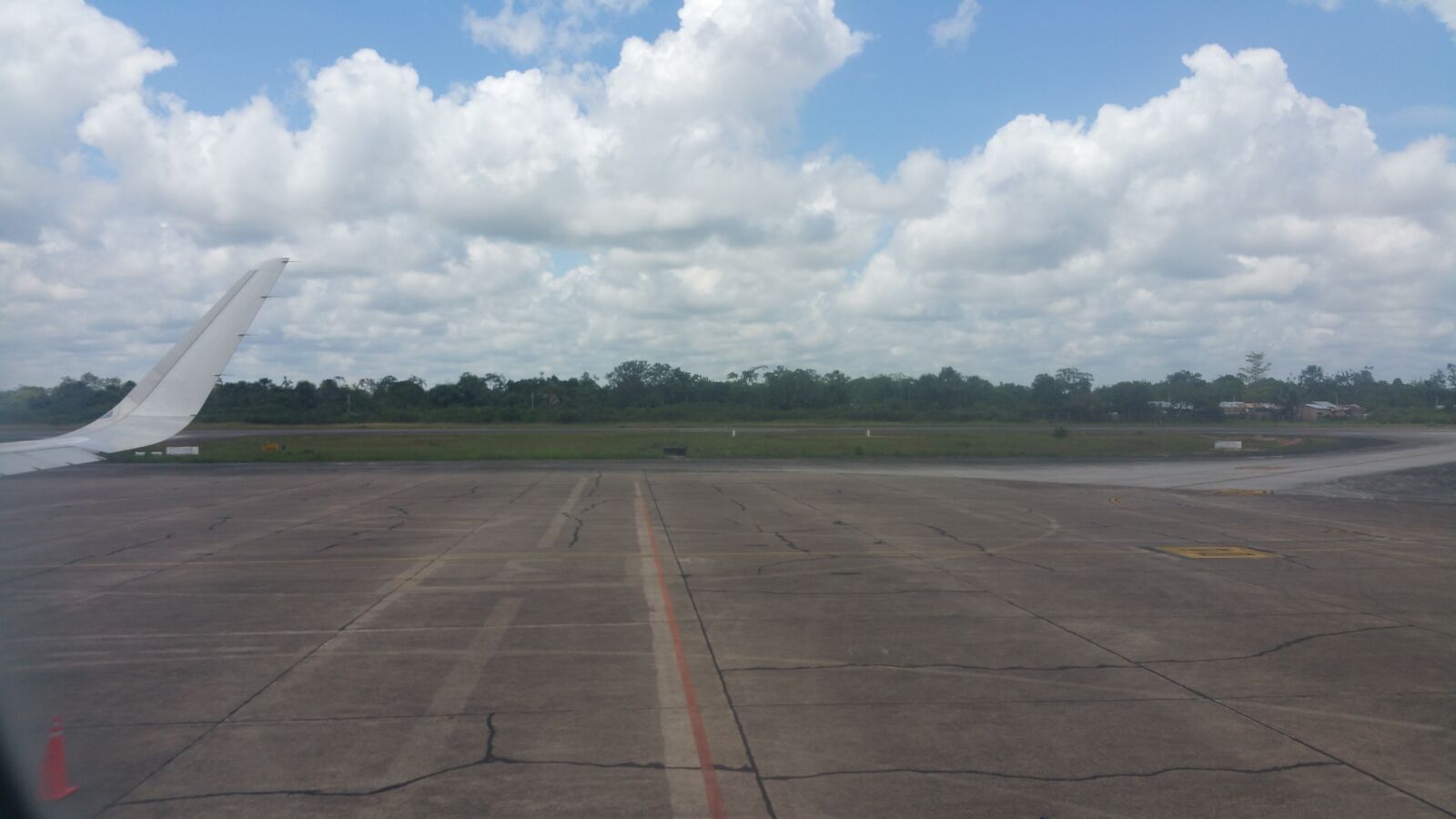 Samsung Galaxy Note4 sample photo. Airport, track, landing photography