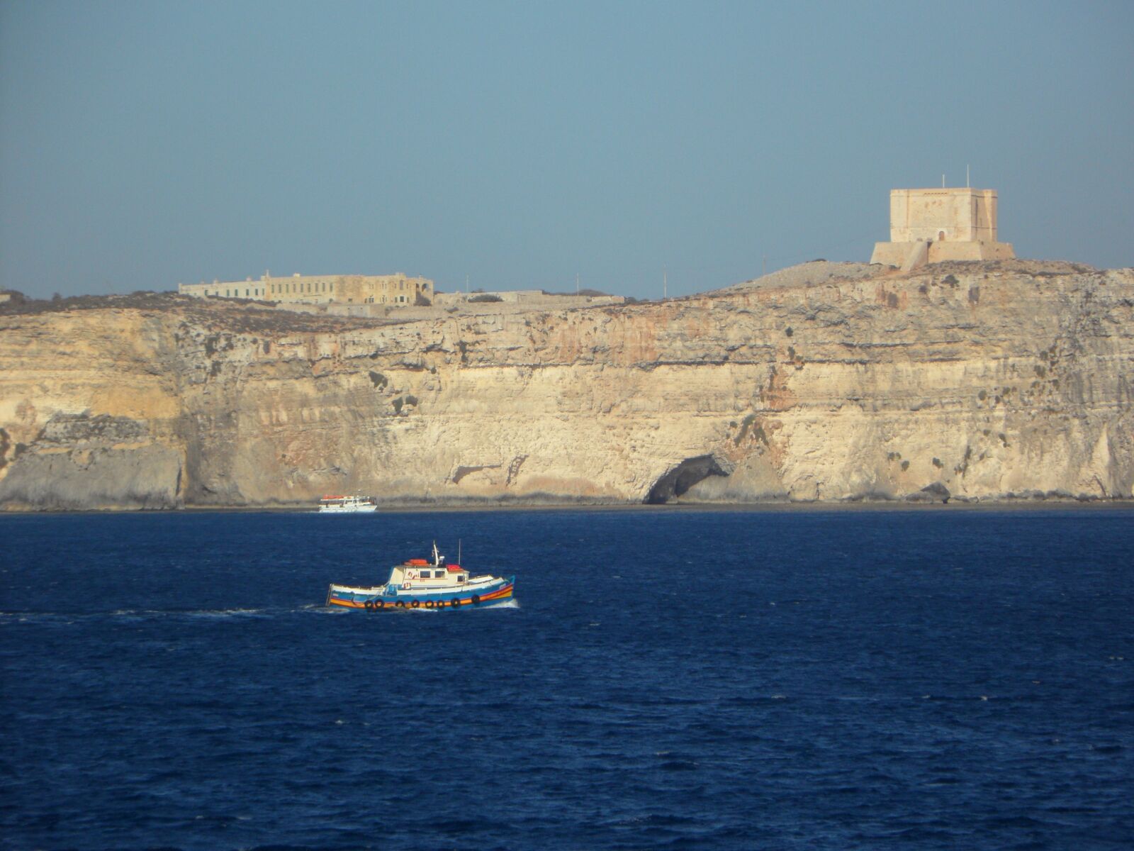 Samsung VLUU WB210, SAMSUNG WB210 sample photo. Boat, cliff, mediterranean photography