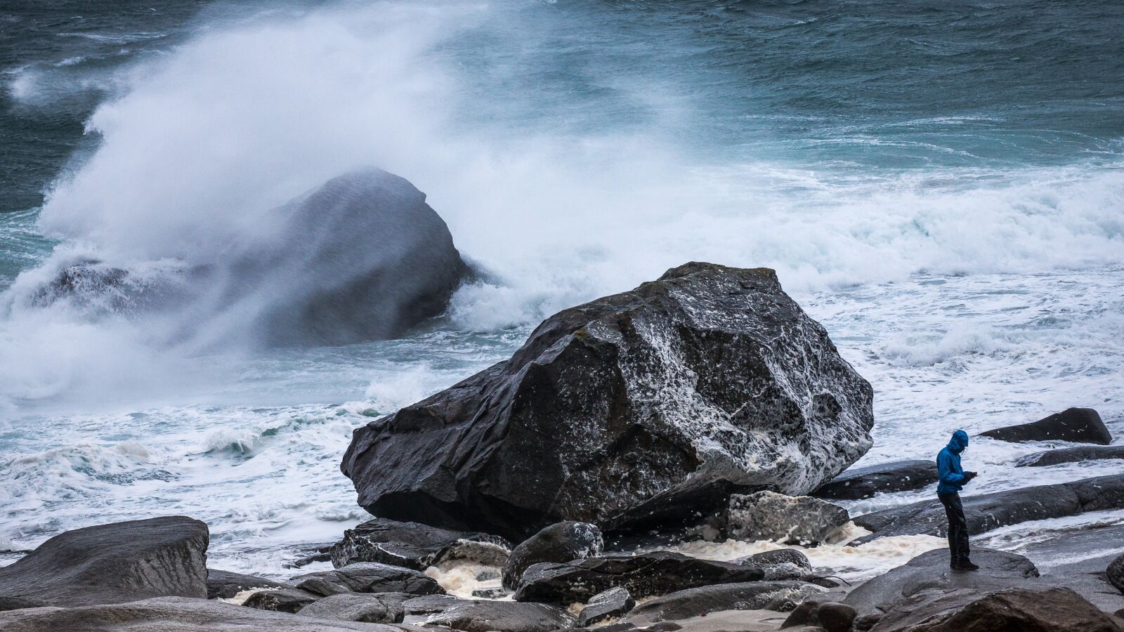 Canon EOS 5D Mark II sample photo. Storm, waves, warning photography
