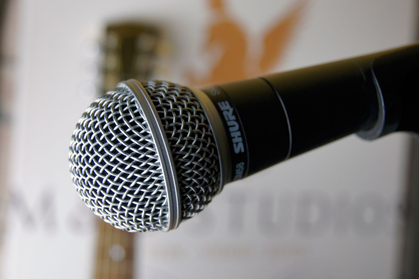 Sony Alpha DSLR-A550 sample photo. Microphone, shure, singing photography
