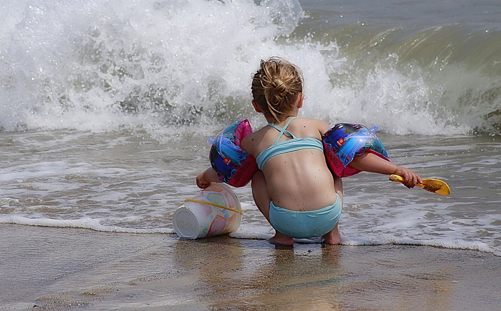 Canon EOS 5D Mark III sample photo. Girl, play, beach photography