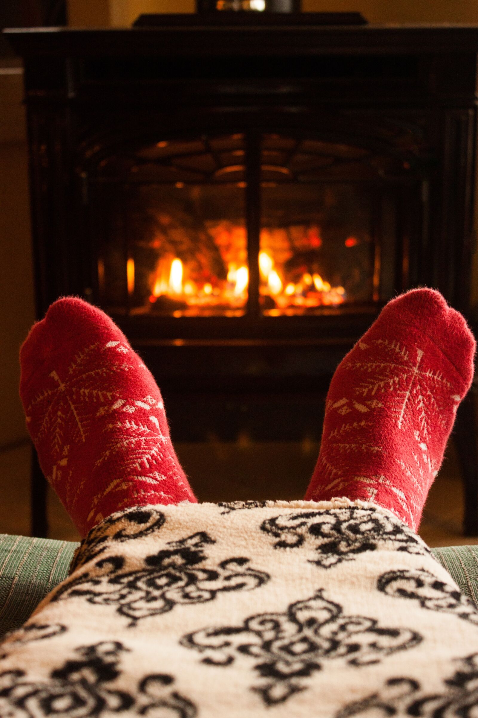 Canon EOS 500D (EOS Rebel T1i / EOS Kiss X3) sample photo. Fireplace, sock, fire photography
