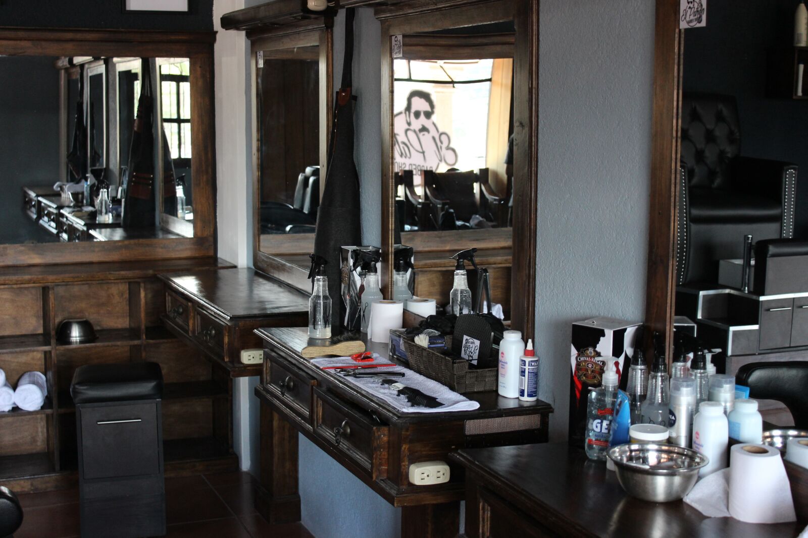 Canon EOS 600D (Rebel EOS T3i / EOS Kiss X5) sample photo. Furniture, room, inside photography