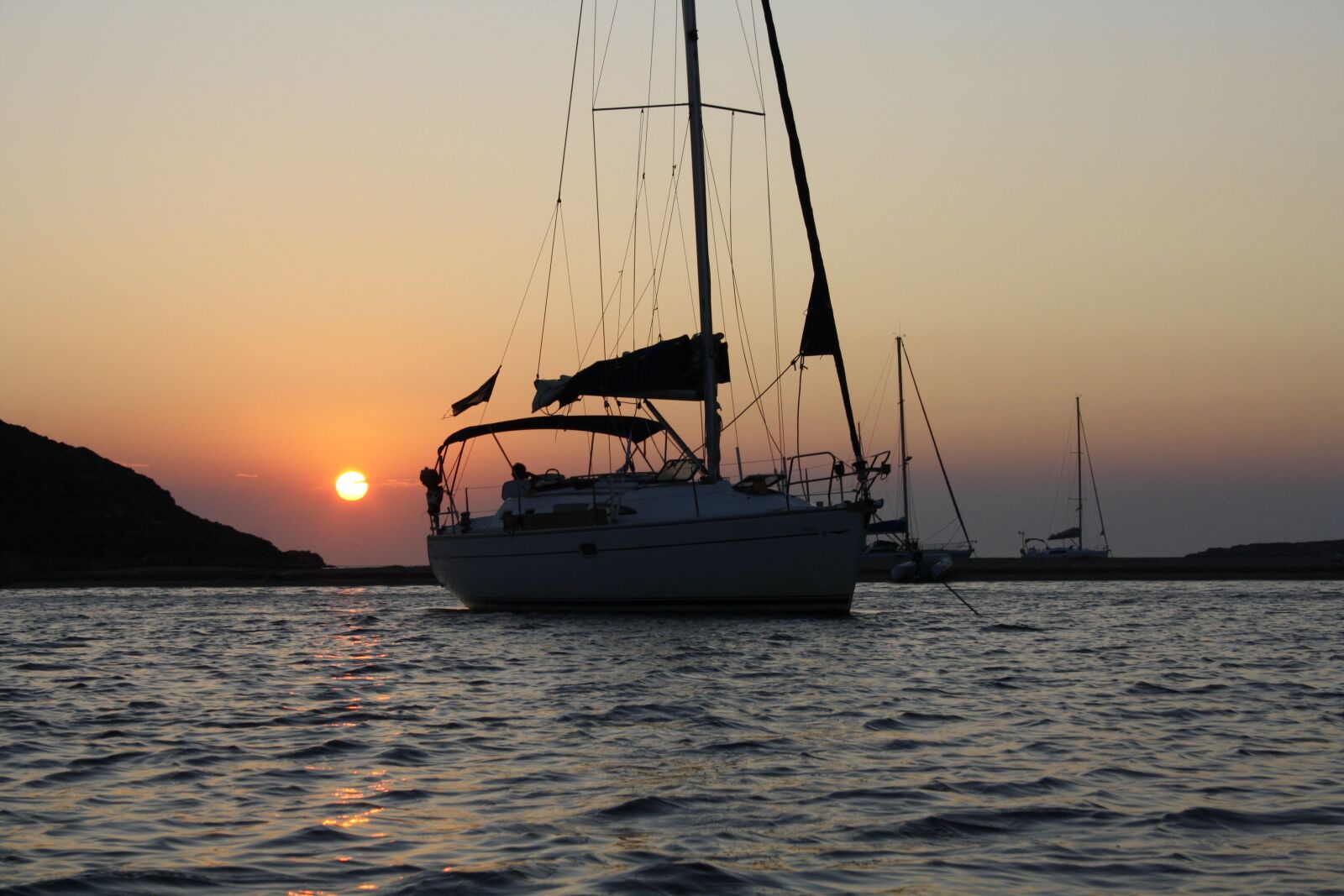 Canon EOS 1000D (EOS Digital Rebel XS / EOS Kiss F) sample photo. Sailboat, sunset, anchorage photography