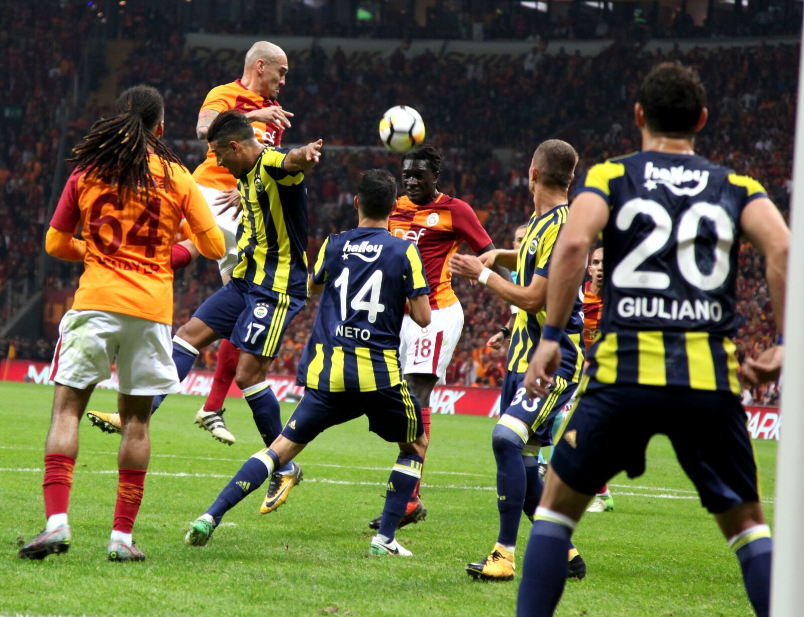 Canon EOS 5D Mark II sample photo. Galatasaray, fenerbahce, derby photography
