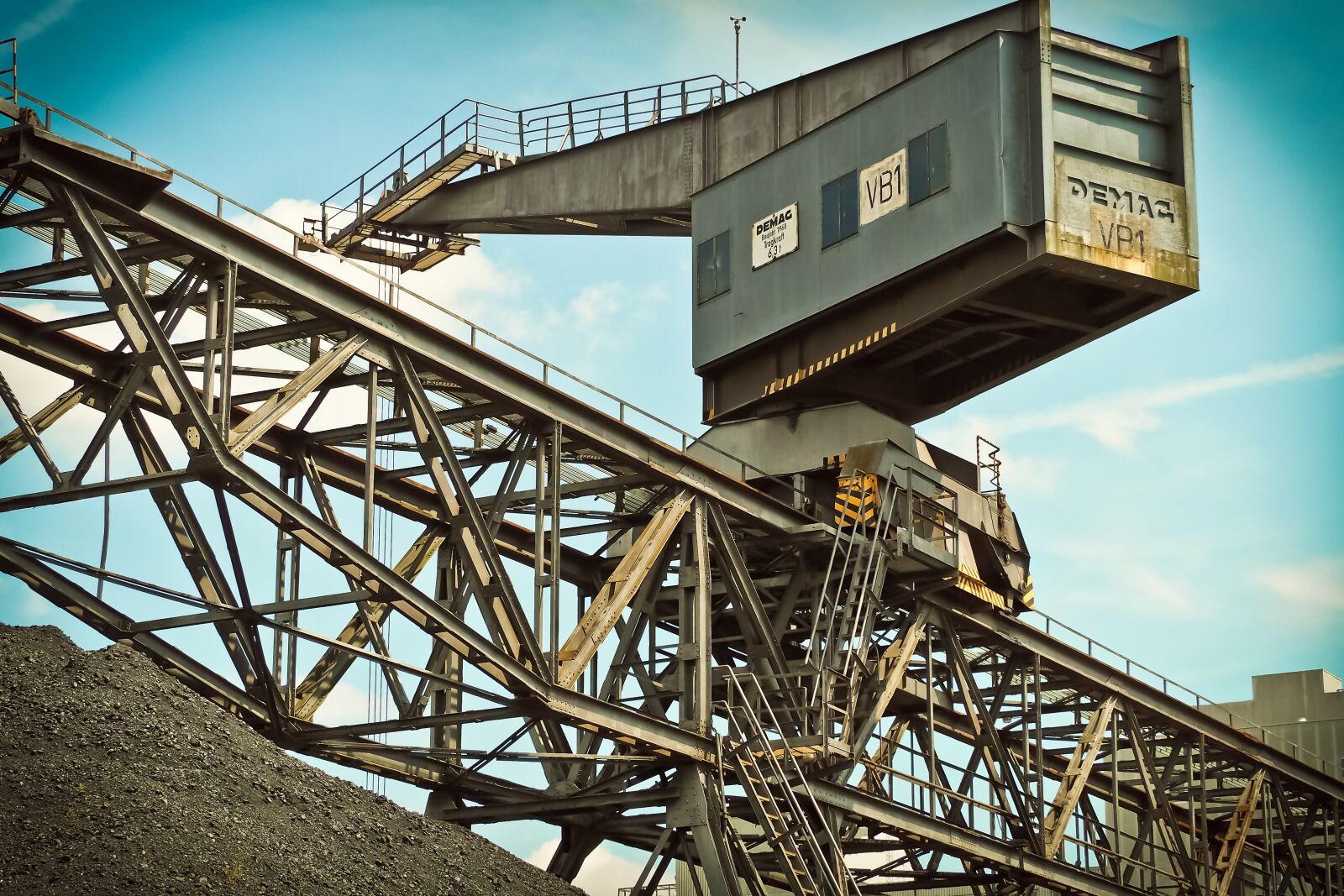 Olympus OM-D E-M10 sample photo. Crane, load crane, crane photography