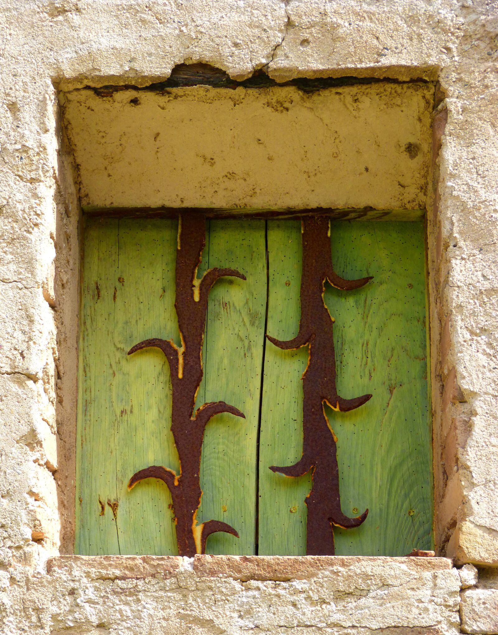 Panasonic DMC-FZ62 sample photo. Window, bars, old photography