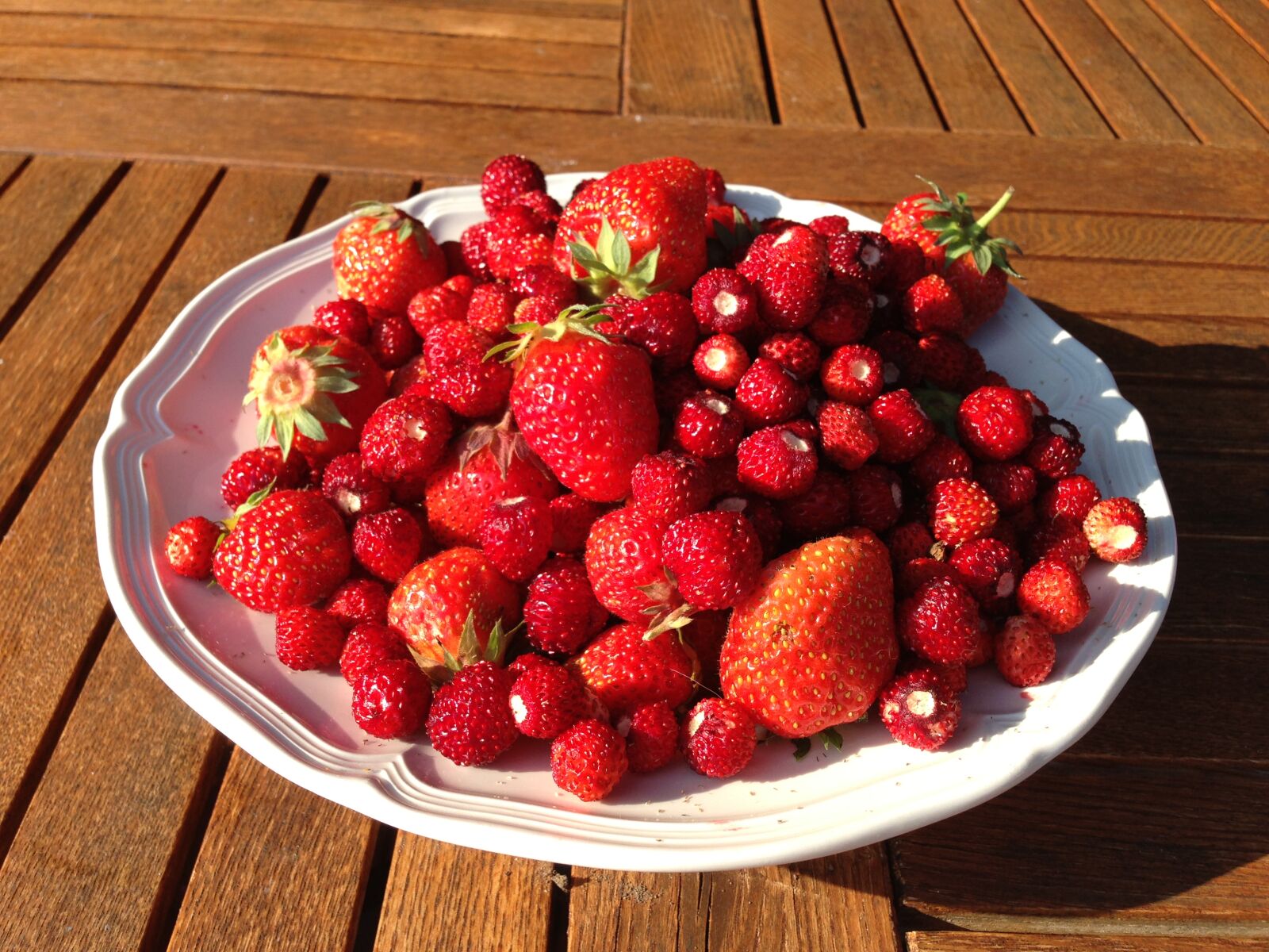 Apple iPhone 5 sample photo. Berries, strawberries, strawberry, summer photography