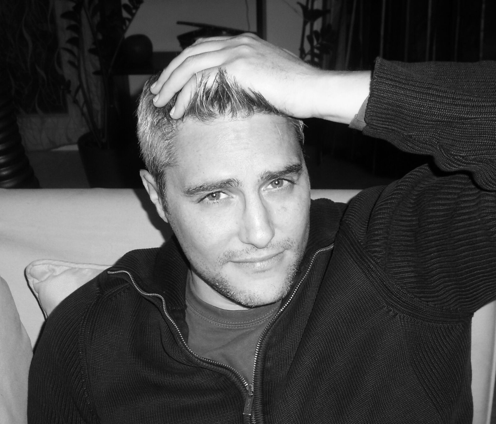 Samsung L700 sample photo. Man, black and white photography