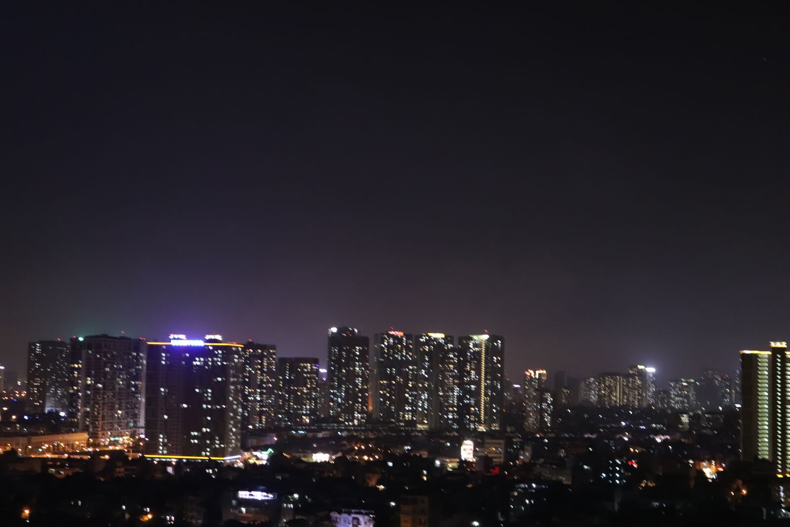 Canon EOS 77D (EOS 9000D / EOS 770D) + Canon EF-S 18-55mm F3.5-5.6 IS STM sample photo. City lights up, listing photography