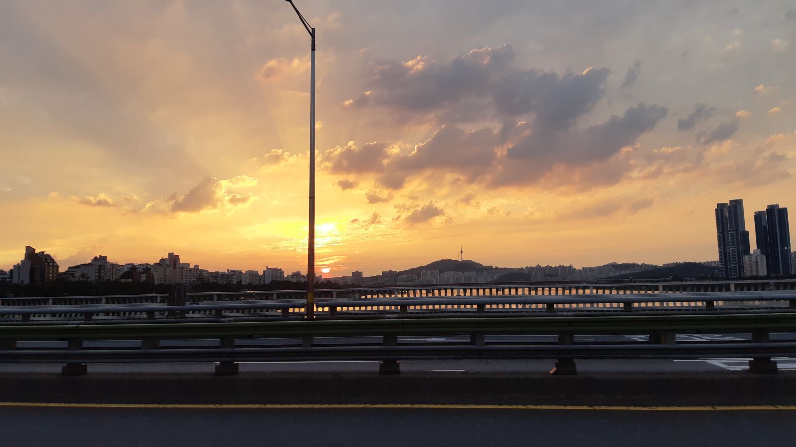 Samsung Galaxy A8(2018) sample photo. Seoul, road, korea photography
