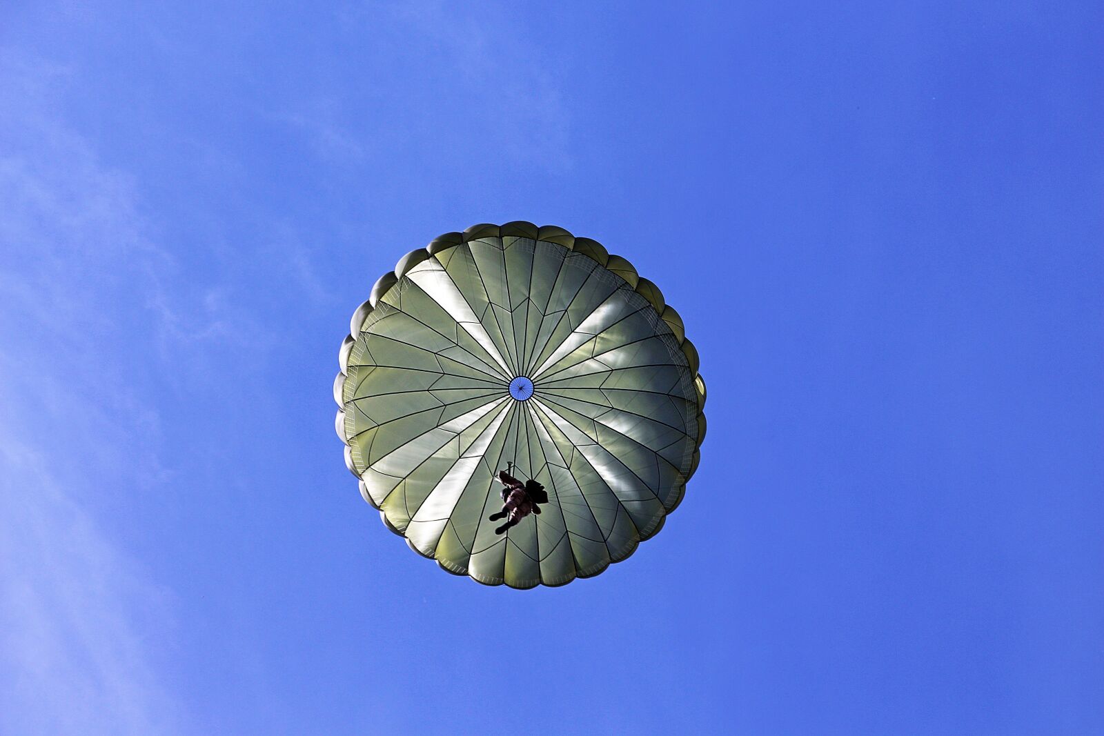 Canon EOS 700D (EOS Rebel T5i / EOS Kiss X7i) sample photo. Parachutist, jump, aircraft photography