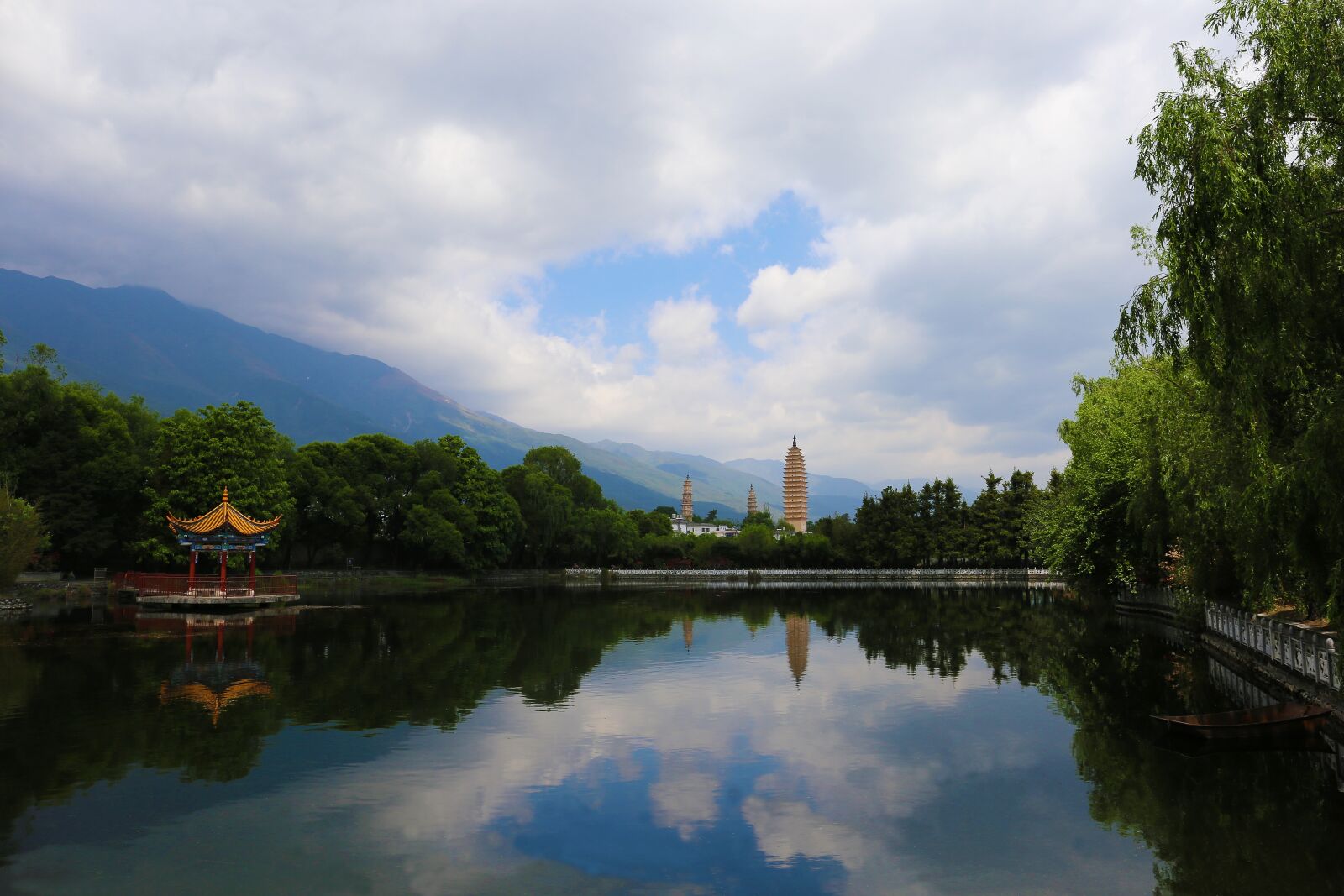 Canon EF 24-70mm F4L IS USM sample photo. Dali, three pagodas, park photography