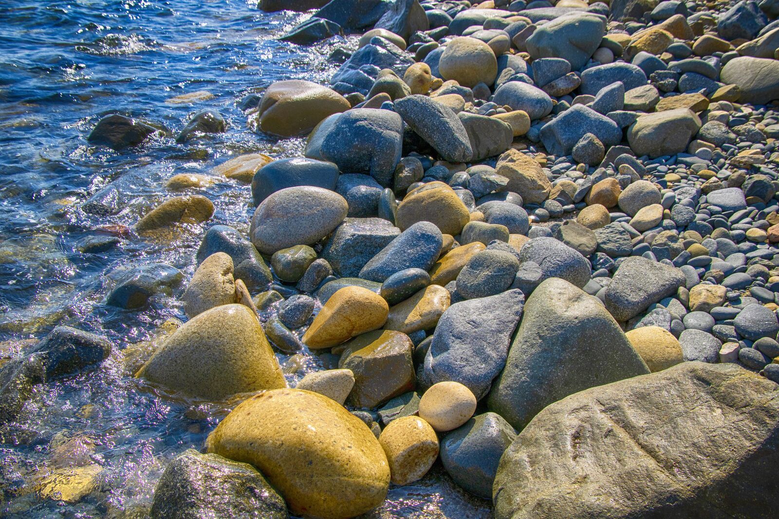 Canon EOS 2000D (EOS Rebel T7 / EOS Kiss X90 / EOS 1500D) sample photo. Stones, sea, costa photography
