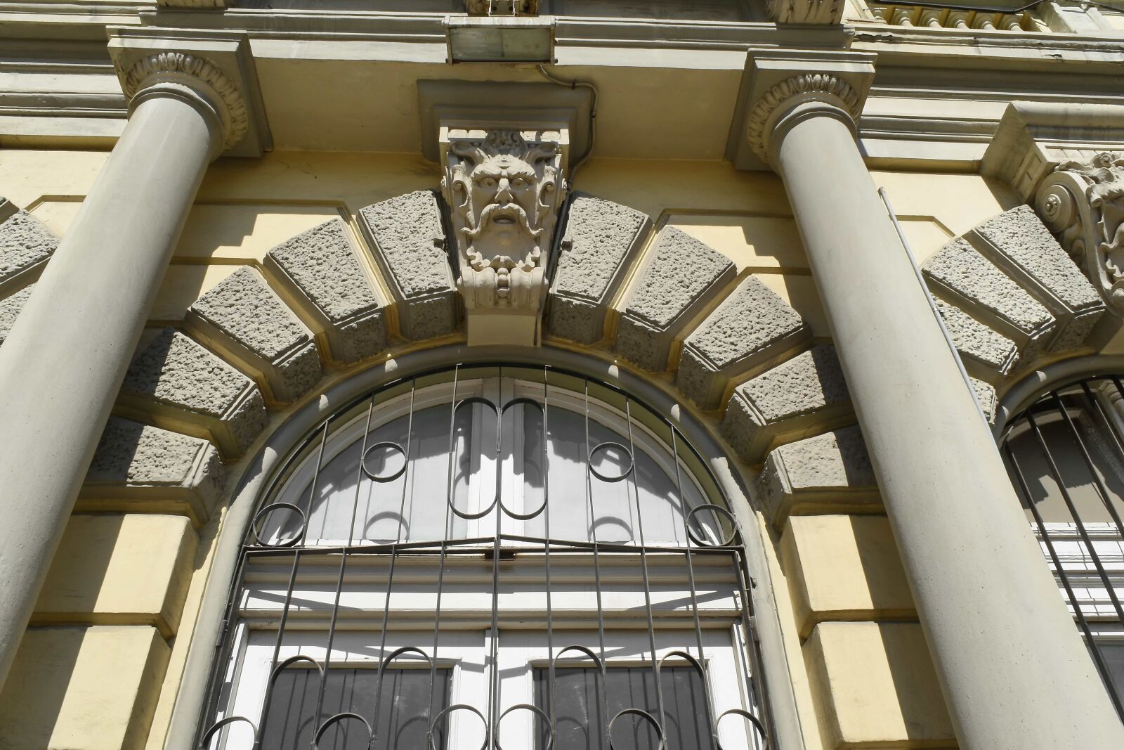 Nikon D5500 sample photo. Arch, cast iron, facade photography