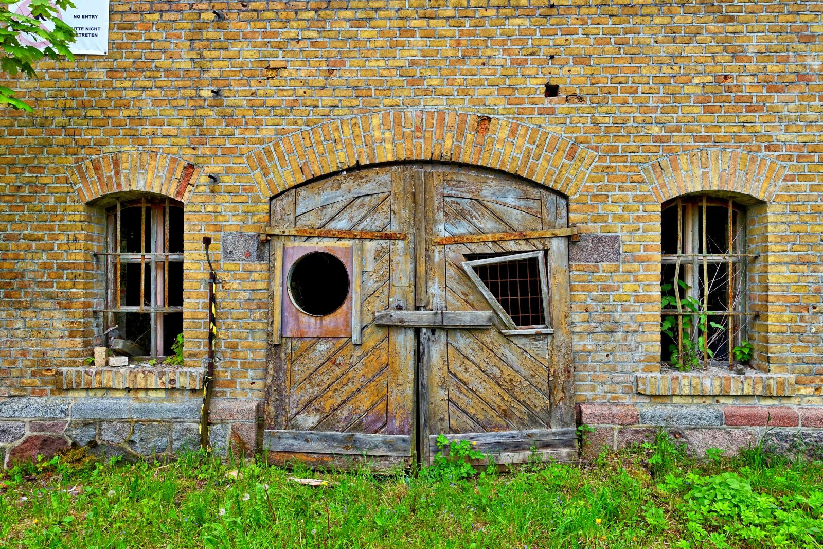 Sony Cyber-shot DSC-RX100 III sample photo. Door, ruin, barn photography