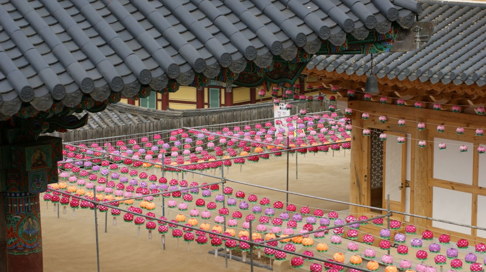 Sony Alpha DSLR-A350 sample photo. Year greetings, temple, section photography
