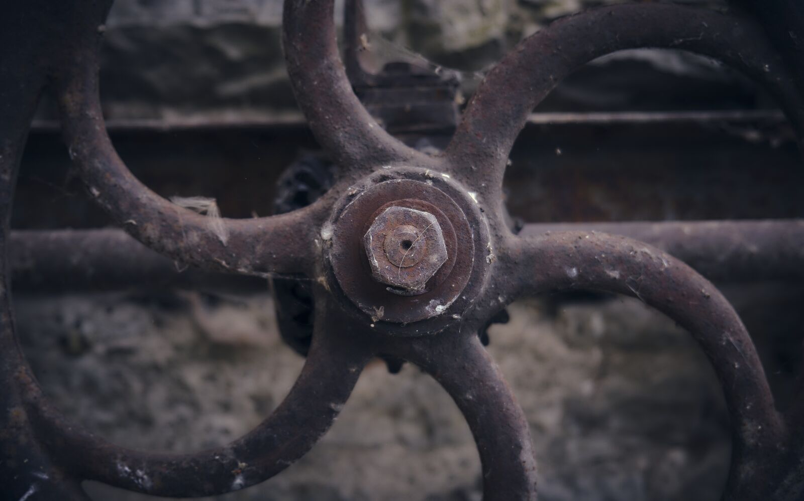 Fujifilm XF 18-55mm F2.8-4 R LM OIS sample photo. Wheel, metal, lock photography
