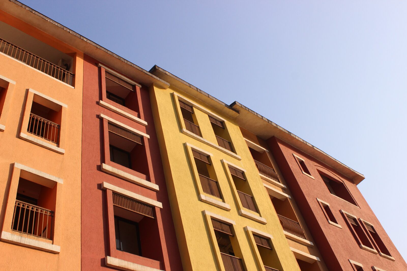 Canon EOS 600D (Rebel EOS T3i / EOS Kiss X5) sample photo. Building, red, yellow photography